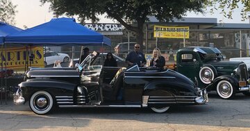 「車高が地面につくほど低い！」「ピカピカに光ってる…」LAの街で見た、古き良きアメ車マニアたちの"レジェンド級"なこだわり