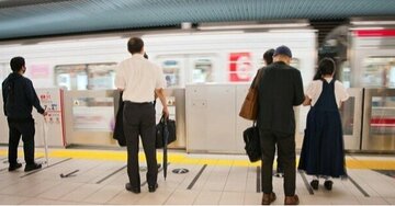「うわ、ケンカになるぞ…」駅のホームで一触即発！ブチギレおじさん2人が、一瞬で我に返った「魔法の一言」〈2025年度上期9位〉