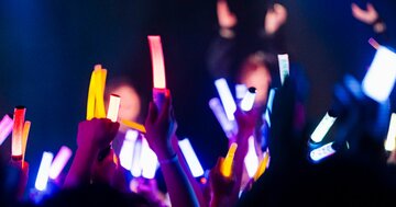 スマホが使えないので…「演歌界の貴公子」を追う90代祖母を孫が応援するワケ