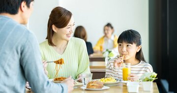 マクドナルド・すかいらーく・サイゼリヤ、主要外食3社「採用大学」ランキング2025！全社のトップ3にランクインした大学は？