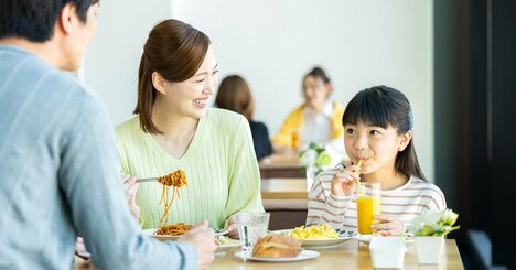 マクドナルド・すかいらーく・サイゼリヤ、主要外食3社「採用大学」ランキング2025！全社のトップ3にランクインした大学は？