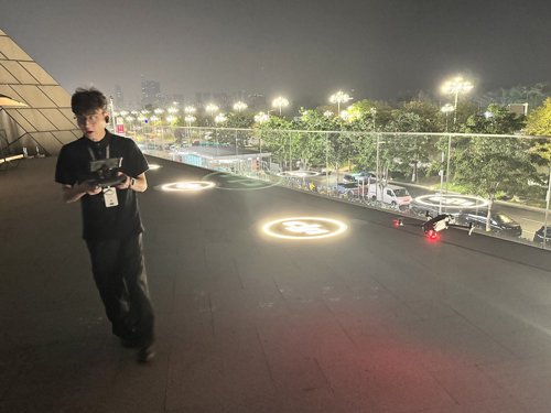 新製品を見たいと言ったら、「それでは屋上にどうぞ」と