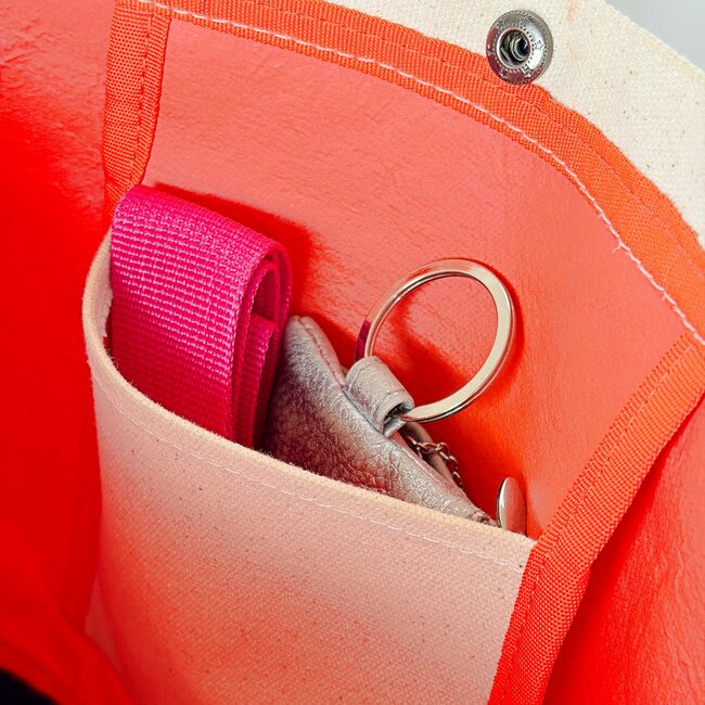 荷物が増えても大丈夫…！セリアで見つけた「レジ袋につけるショルダーベルト」両手が空いて、楽ちんすぎる！