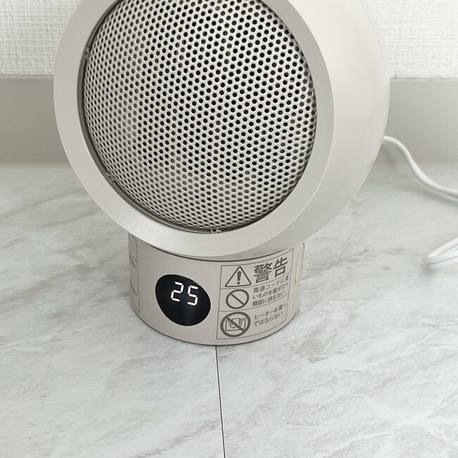 つけた瞬間、足元がポカポカ！3COINSの“コンパクトヒーター”小さいのにパワーがすごい！「めちゃくちゃ温かい」「朝晩さむいから助かる」