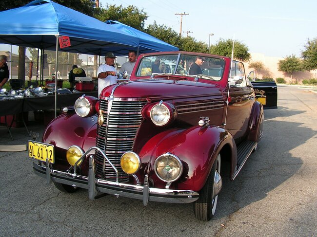 「車高が地面につくほど低い！」「ピカピカに光ってる…」LAの街で見た、古き良きアメ車マニアたちの“レジェンド級”なこだわり