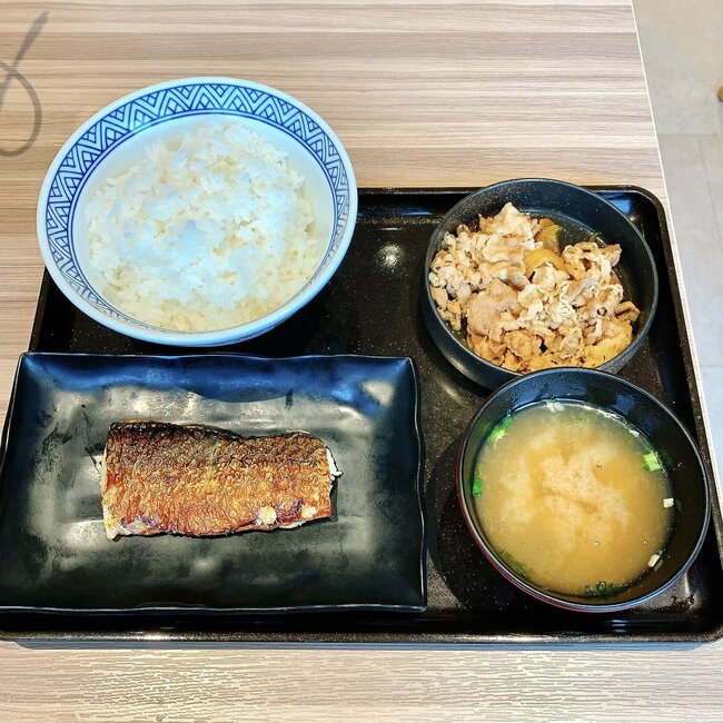 「もう3回くらいリピしてる」すき家の“わんぱくすぎるセット”お腹パンパンになった!「炭水化物の暴力」「激ウマやないかい」《実食レビュー》