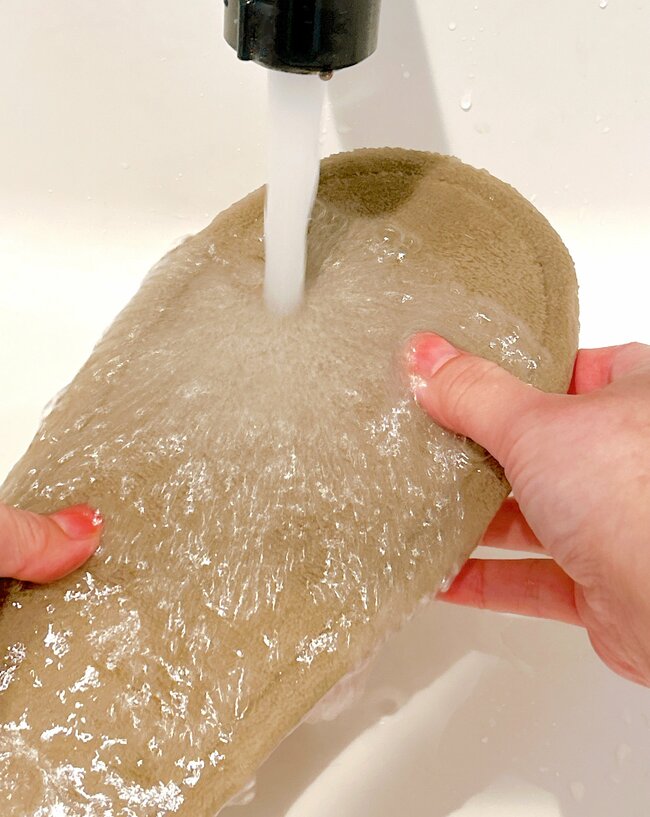 もう普通のスリッパに戻れない…!カインズの“リピ買い続出スリッパ”が買って大正解だった!「ずぼらな私に最適です!」「家族の分も購入」