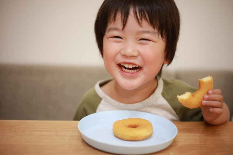 【小児科医が教える】「買ってはいけないお菓子」「買っていいお菓子」の見分け方