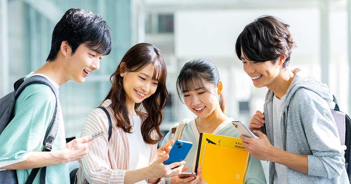 スマホを見る大学生の男女