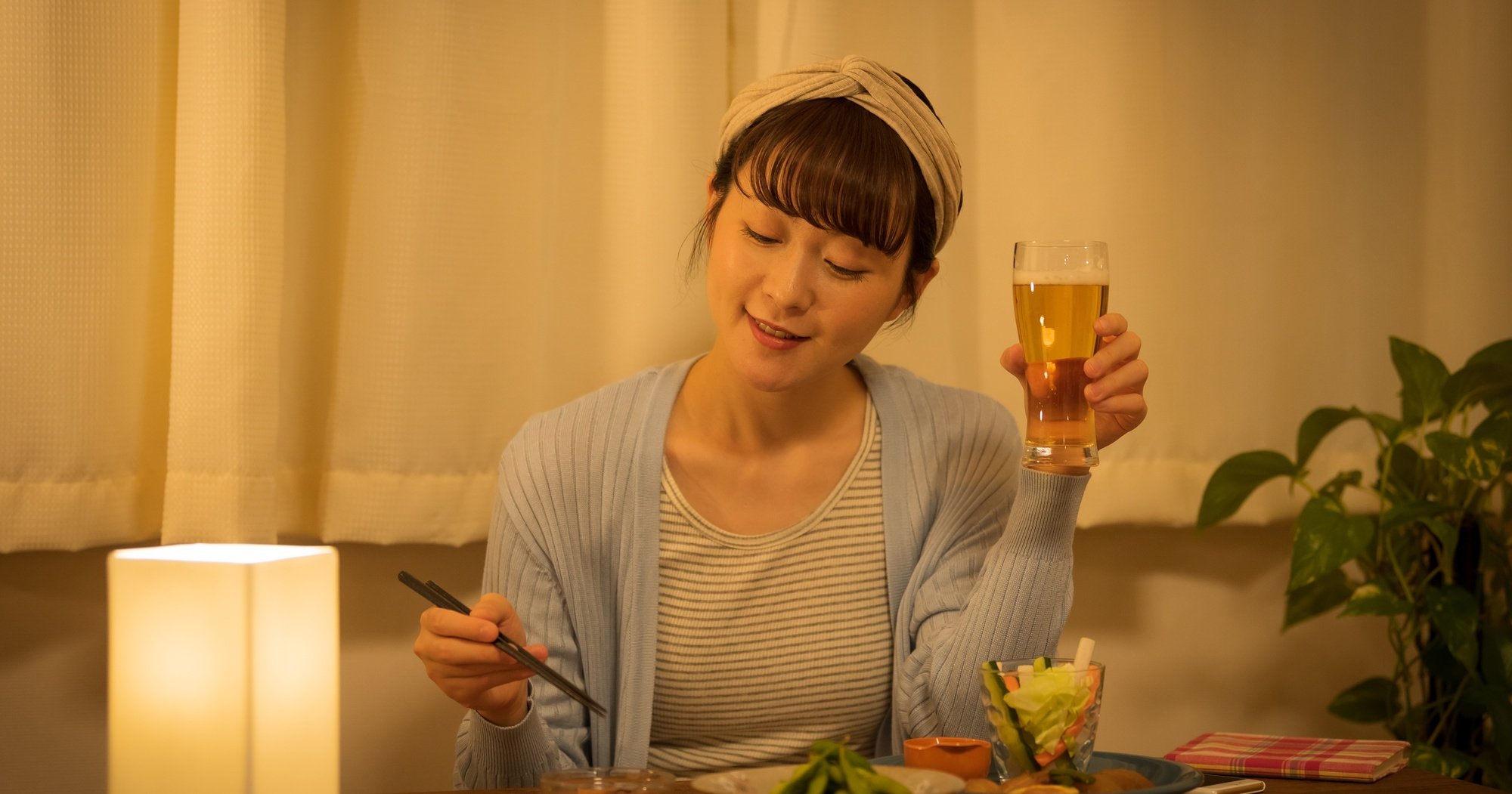 「お酒をよく飲む人」の肝臓ダメージを軽減する2つの習慣とは?【米国6万人調査】