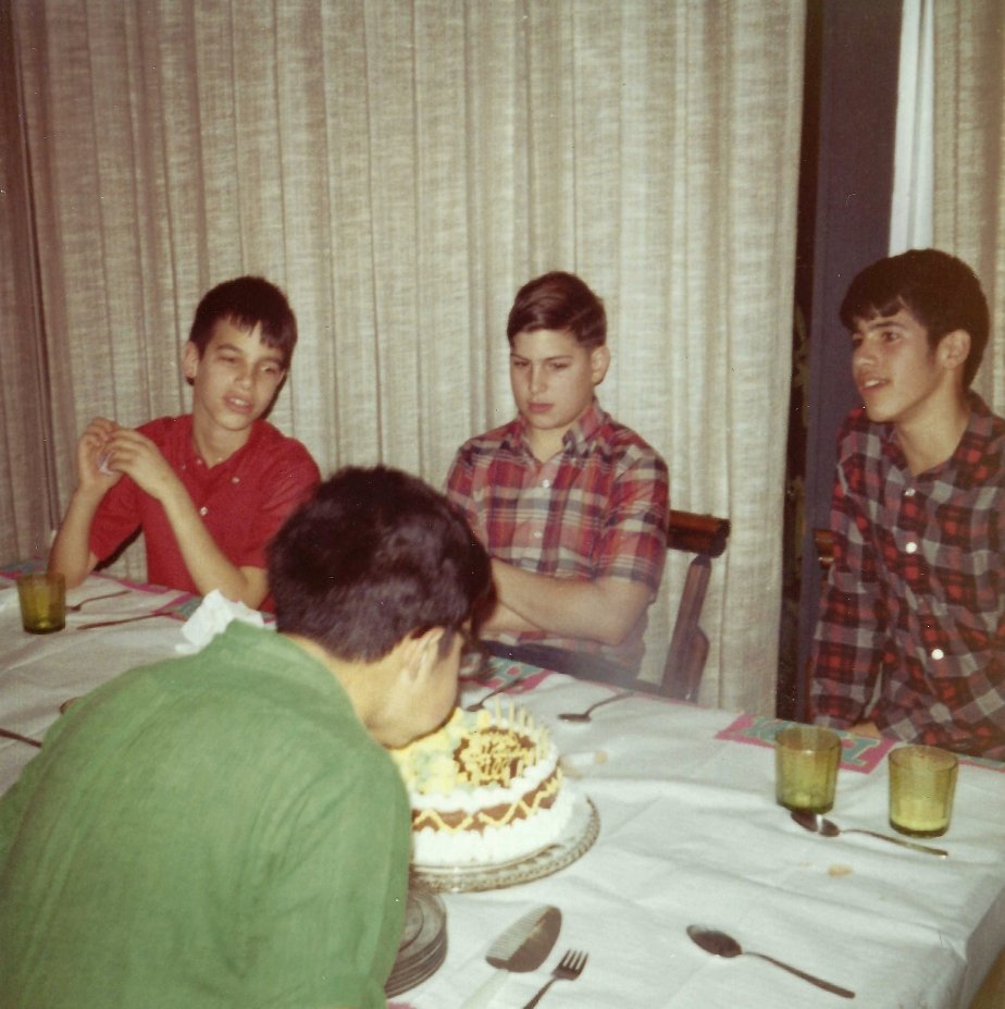 ビルさんのお誕生日会。手前がビルさん、奥の中央がジョブズ、ジョブズの両側はビルさんの兄弟。