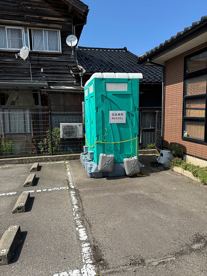 郵便局駐車場の仮設トイレ