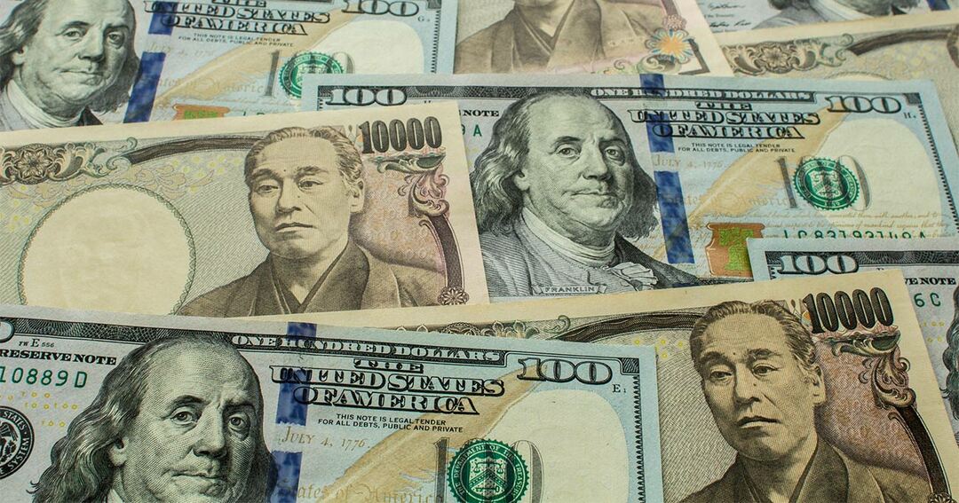写真:100ドル紙幣と1万円札
