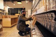 脱プラスチックにあの手この手、苦戦する大手企業