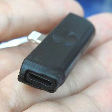 スマホの充電ケーブルの位置が変えられるゲームに便利なアダプタ