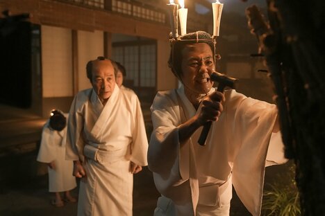 こんな朝ドラ見たことないっ！岡部たかしが「わら人形」に釘を刺す…優秀でもダメでもない「立ち尽くす父親」で登場〈ばけばけ第1回〉