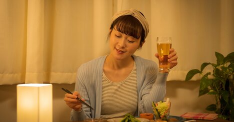 「お酒をよく飲む人」の肝臓ダメージを軽減する2つの習慣とは？【米国6万人調査】