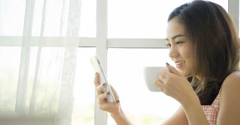 テレビ＆スマホ中毒者は要注意！糖やカフェイン摂取量も増える傾向に