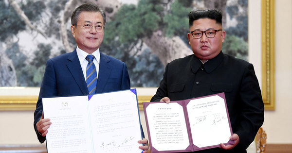 南北首脳会談で平壌共同宣言に署名した韓国の文在寅大統領と北朝鮮の金正恩委員長