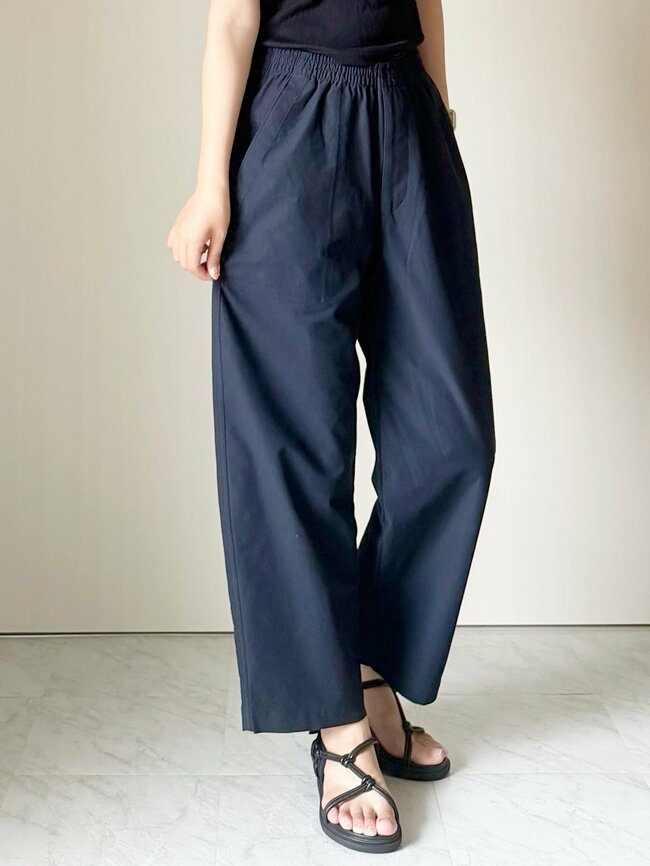 「試着して即決でした」ユニクロの“楽ちんワイドパンツ”毎日はきたくなるほど快適!「脚の形を拾わないので安心」「部屋着でもお出かけでも使える」《購入レビュー》