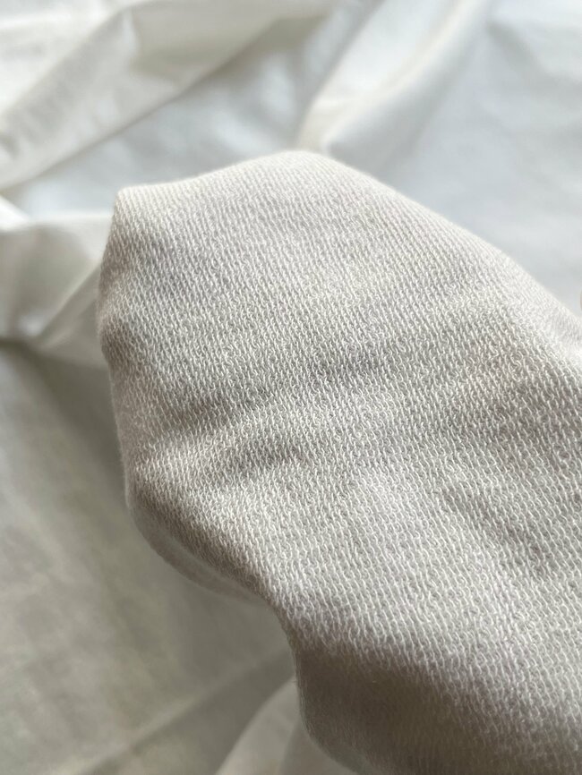 ほぼ1年中着られるじゃん…！GUの「1990円トップス」袖がぽわんとしていて可愛いし、たっぷり着回せてコスパ抜群！