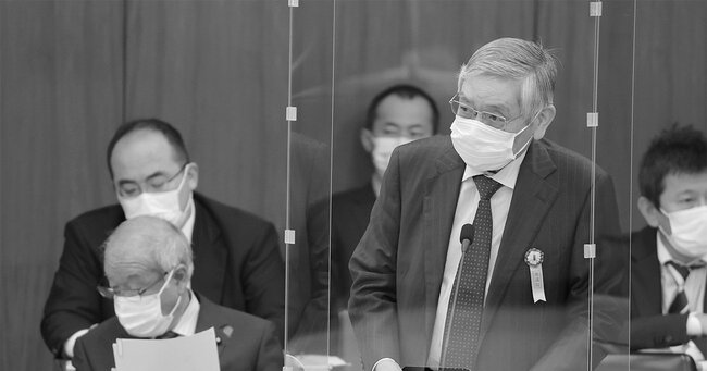 4月18日、衆院決算行政監視委員会で答弁する日銀総裁の黒田東彦（右）。円安が急速に進行する中、日銀の金融政策に変更はあるのか
