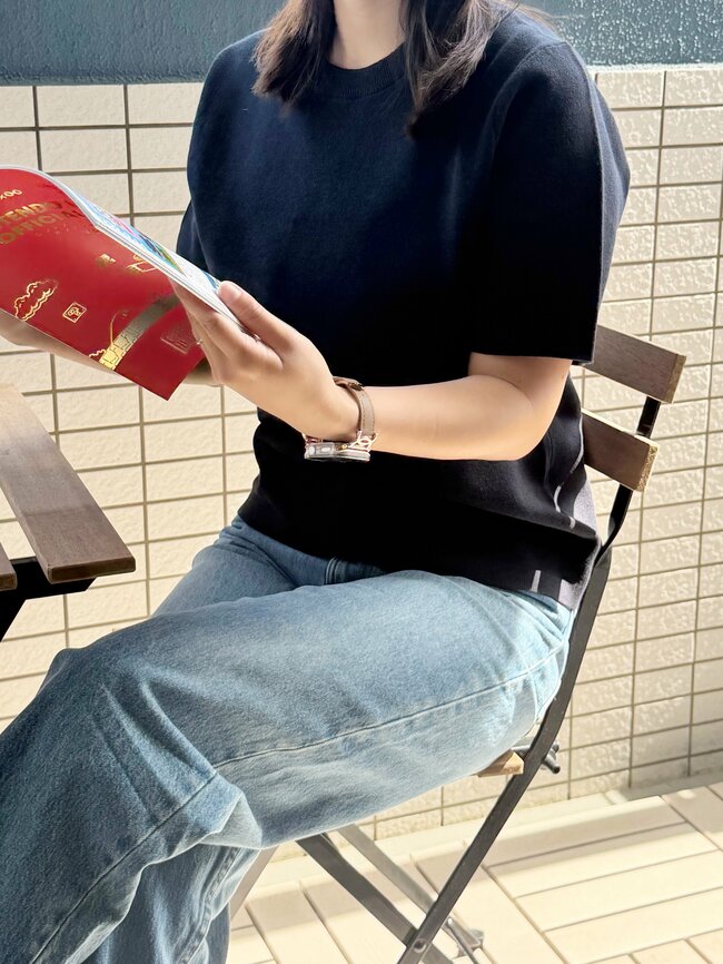 「夫婦で色違いを購入」「3枚購入しました」ユニクロの“高見えトップス”たっぷり着回せるのがお気に入り！「半袖でもきちんと感が出る」【購入レビュー】