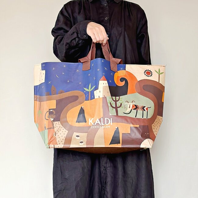 2Lペットボトルが6本も入った！カルディの“大容量エコバッグ”250円とは思えない優秀さです！「まとめ買いするときに便利」「たくさん買い物しても大丈夫」