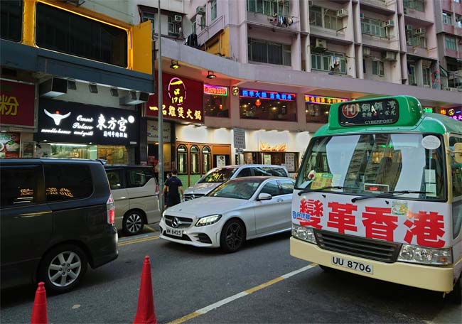 親中党が掲げ始めた「変革香港」のスローガン。しかし、「変化」を求めていない市民の受けはあまりよくない。Photo by ふるまいよしこ