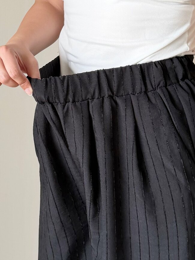 【しまむら】サラッとして気持ちいい！1639円の「楽ちんワイドパンツ」はき心地よすぎて色違いもほしい！《購入レビュー》