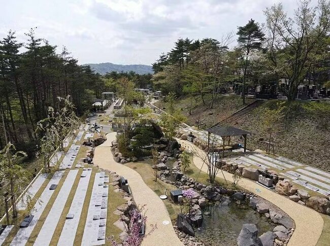 ヨーロッパ流のガーデニング技術を駆使した霊園・秋津ふれあいパークには、「バラの樹木葬」があるという。「花の下で眠りたい、という方も樹木葬を好む傾向がありますね」（太島氏）