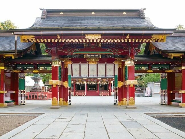 鹽竈神社の鮮やかな唐門。その奥には左右宮拝殿が見える