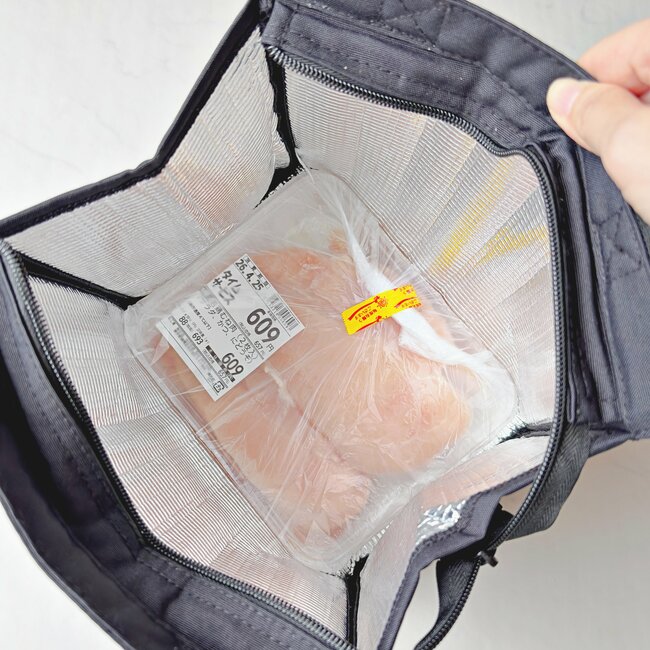 「探していたサイズ感」「すぐに2個買いました」無印良品の“ペタンコになる買い物バッグ”お肉のパックが傾かなくて便利すぎる！「いつも愛用してます」