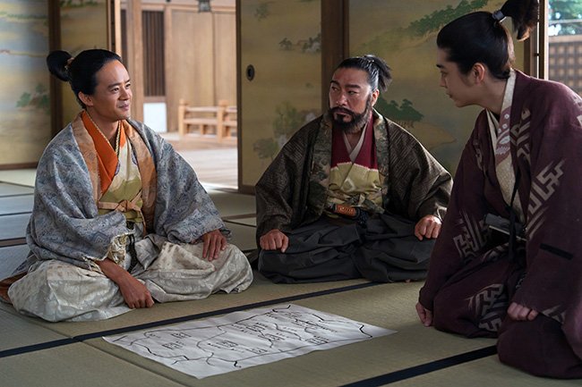 羽柴秀吉（左）は、荒木村重（中：トータス松本）に黒田官兵衛（右）を紹介される　（C）NHK