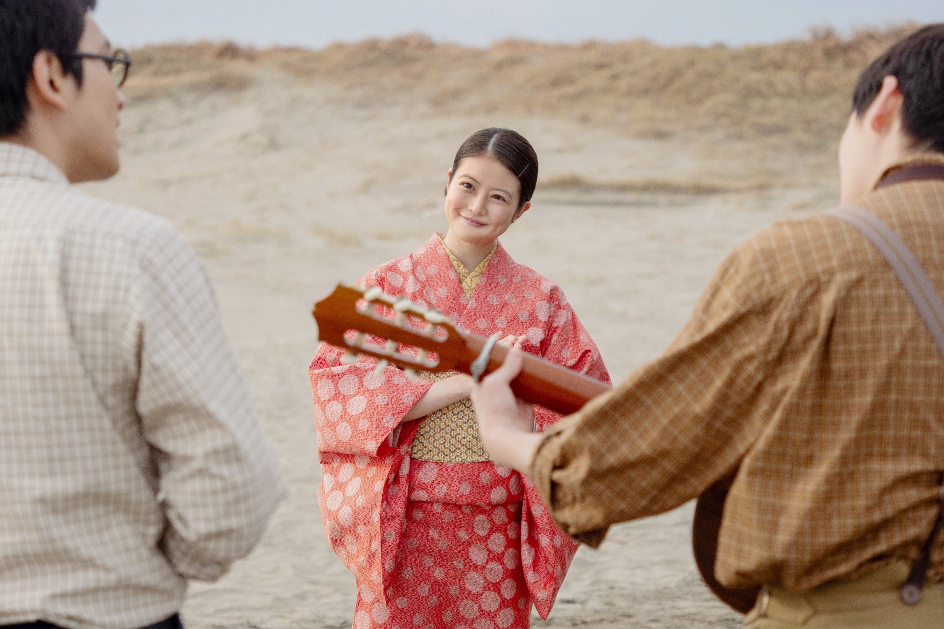 「転んで、手を取られて、ぽぉっ…」メイコ(原菜乃華)の恋、はじまりました。【あんぱん第32回レビュー】