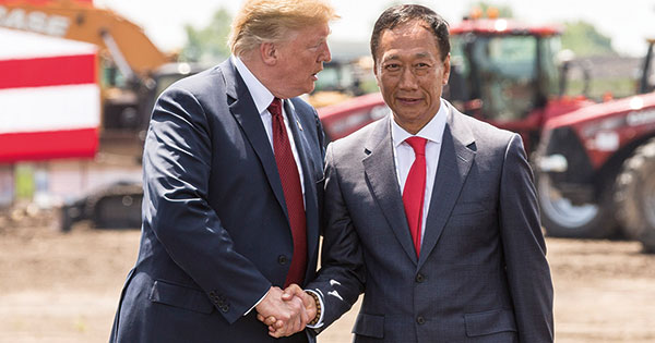米国ウィスコンシン州の新工場の起工式で握手するトランプ米大統領(左)と鴻海の郭会長