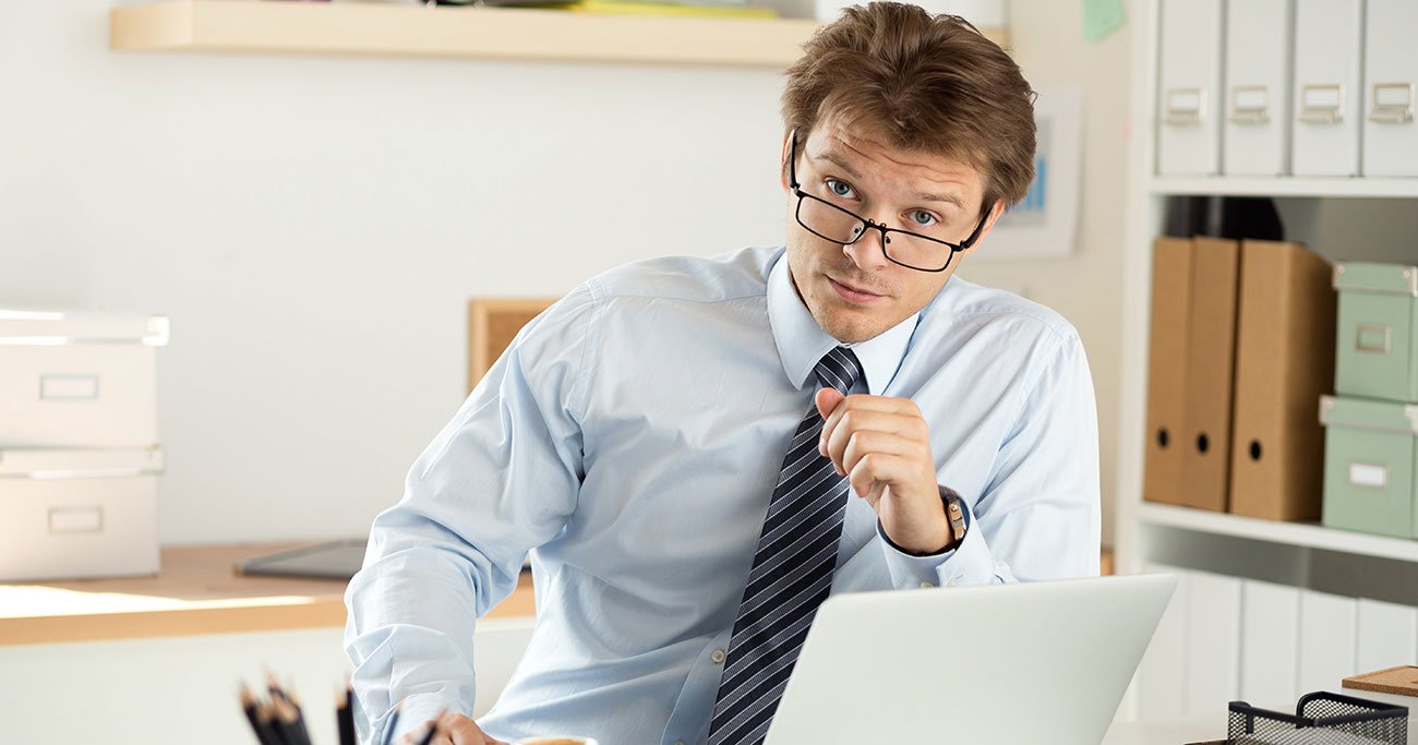 【社内で一番嫌われる】“社内評論家”がやりがちなNG行動とは？