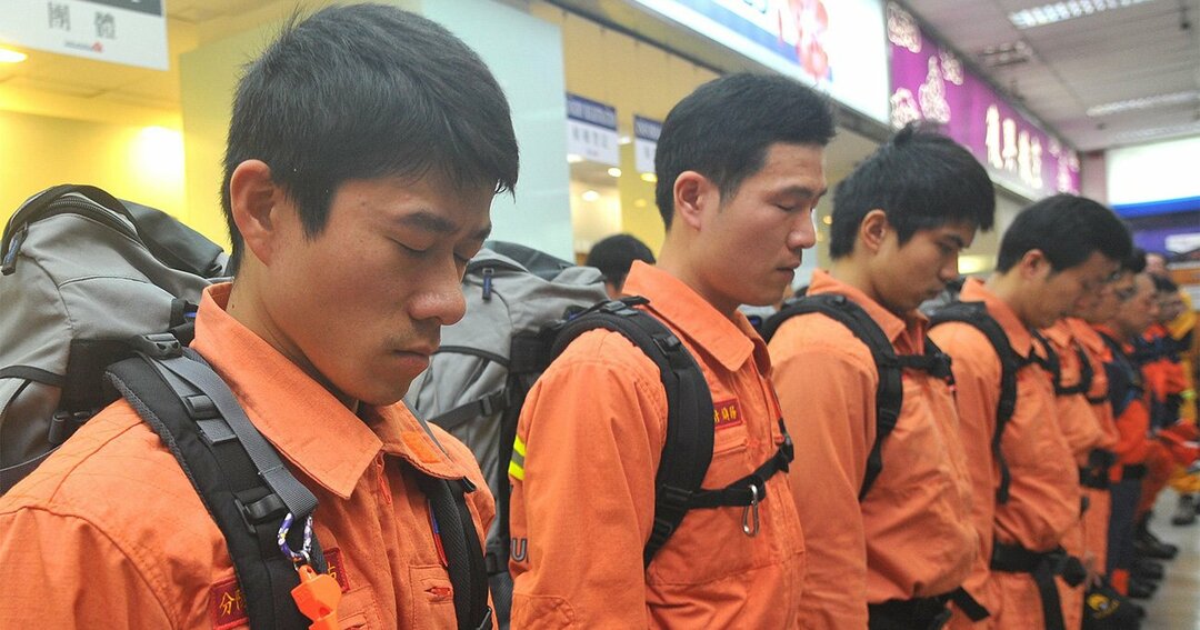 東日本大震災のわずか3日後、台湾の救援隊員は日本に向かった。台北の空港から出発する直前、彼らは大震災犠牲者に黙とうをささげた（台湾・台北