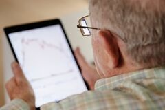 高齢投資家の株式志向、行き過ぎどう見極める？