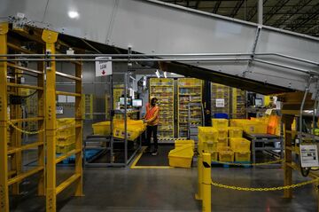 アマゾンCEO就任1年、ベゾス氏の拡張路線を軌道修正