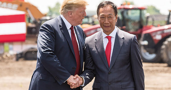 米国ウィスコンシン州の新工場の起工式で握手するトランプ米大統領（左）と鴻海の郭会長