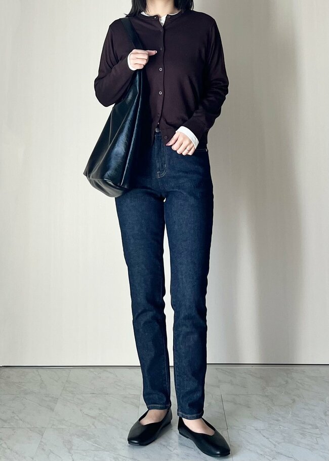 ほどよい透け感がオシャレ!ユニクロの“1990円トップス”たっぷり着回せるうえに、体型カバーも叶います!「めちゃくちゃ使いやすい」「買って正解でした」