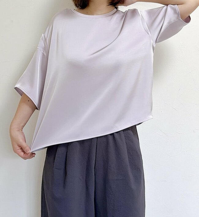 「3枚購入しました」「毎日着てます」ユニクロの“楽ちんブラウス”がとんでもない名品だった…！「ラクに綺麗見えが叶う」「体の線も拾いません」《購入レビュー》