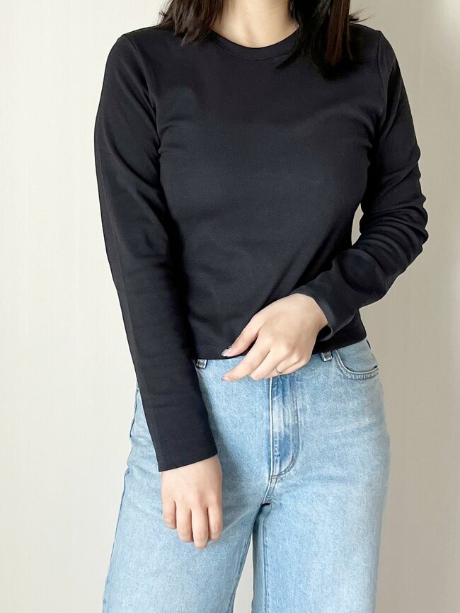 「毎年出してほしい」「これが欲しかった！」ユニクロの“1290円トップス”脚長効果バツグンの名品でした！「私の中でベストセラー！」