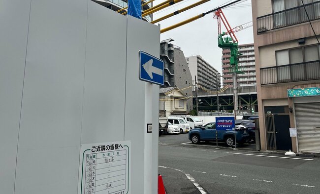 一方通行の入口は逆走する自転車にとっては路地の出口になるが、ここには「止まれ」の標識がついていないケースが多い。このような場合でも必ず一時停止してクルマや歩行者が来ていないことを確認して