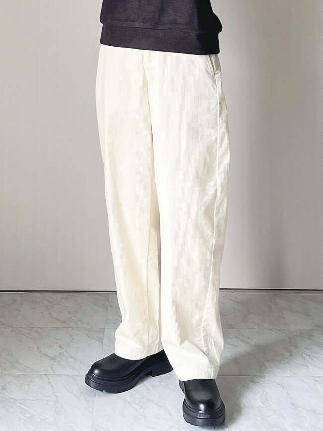 「とにかくシルエットが良い」ユニクロの“脚が長く見えるパンツ”秋冬コーデに大活躍です「色違いで2つ買った」「形が良すぎて即買い」