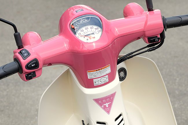 2020年にはホンダがスーパーカブ天気の子ver.を限定発売。レッグシールド内に「天気の子」ステッカーが配置された
