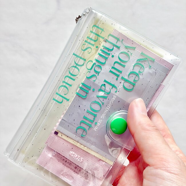 バッグの中で迷子にならない…！ダイソーの「めちゃ軽ミニ財布」カードやカギも収納できて優秀すぎる！《購入レビュー》