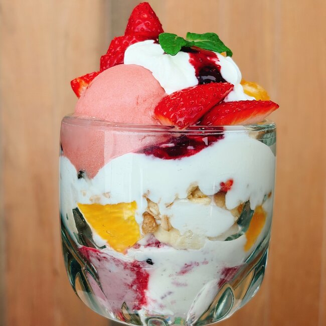 「フルーツだらけで最高」「ボリュームも満点」ロイヤルホストの“てんこ盛りパフェ”が贅沢すぎる！「美味しい！大きい！お腹いっぱい！」