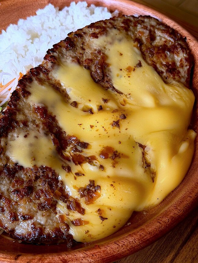 「写真で見るよりデカすぎ」びっくりドンキーの“豪快すぎるメニュー”食べ応えがスゴすぎる！「お腹がはち切れそう」「美味しくて大満足」《実食レビュー》